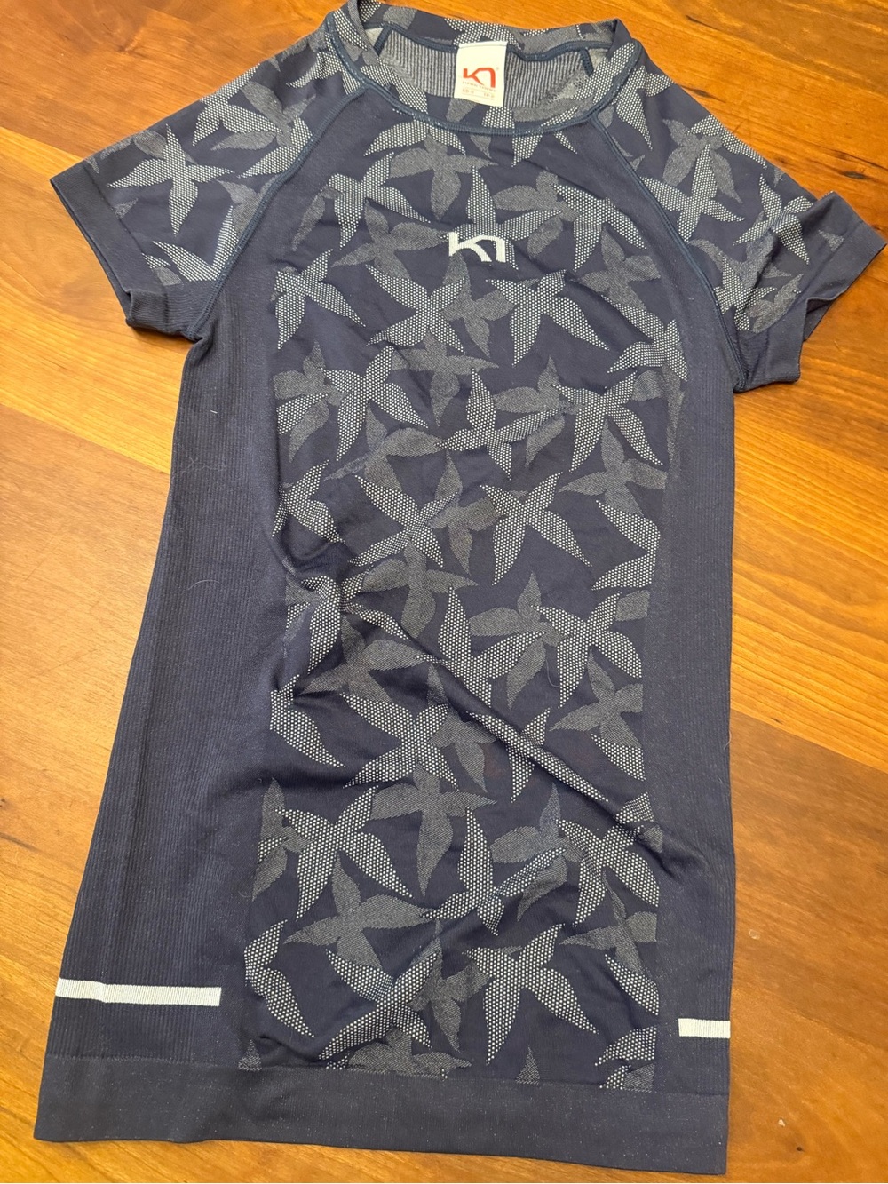 Kari Traa Navy Short Sleeve Active Tee with Star Leaf Pattern size XS EUC